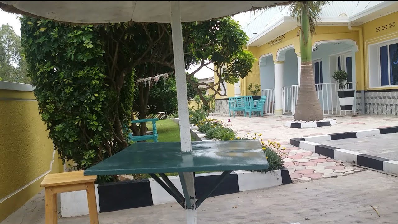 Inzu iri mu buso bunini 1100 Sqm tel:+250788694365