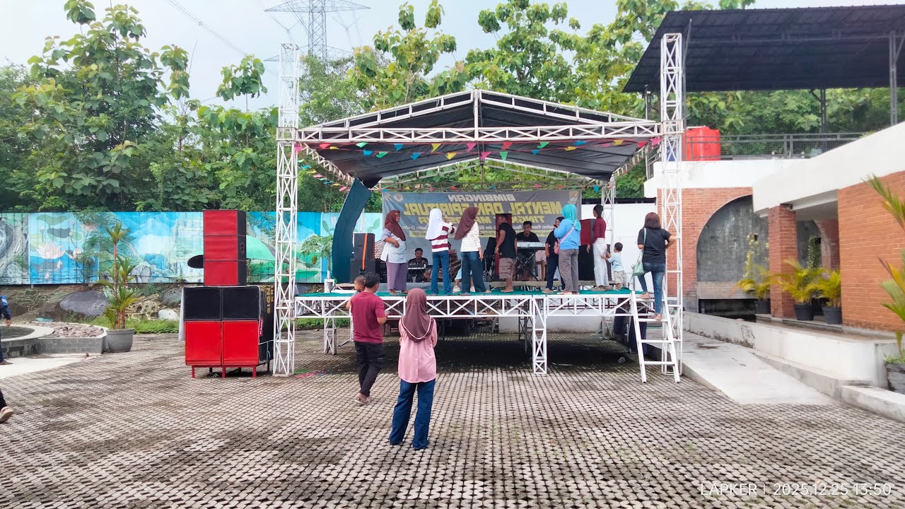 Setan belek sedang live , natalan di wisata anti galau bersama talaga musik
