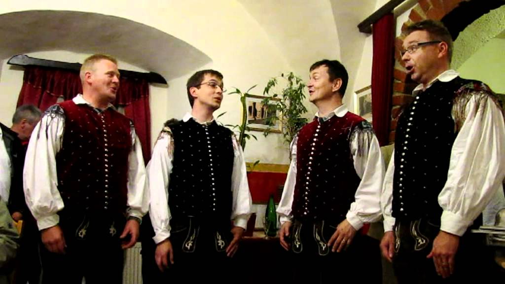 Vokalisti ansambla Bitenc-Petelinov ples (v živo)