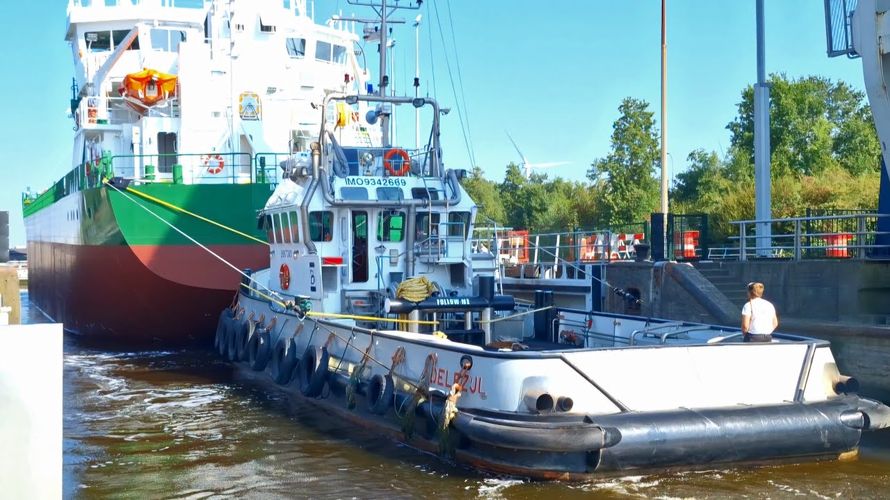 VOORZICHTIG DE SLUIS VAN DELFZIJL INVAREN. ⚓️⚓️
