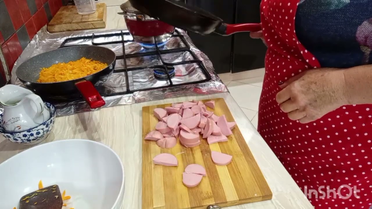 Готовлю пшенный суп и жарю гренки.