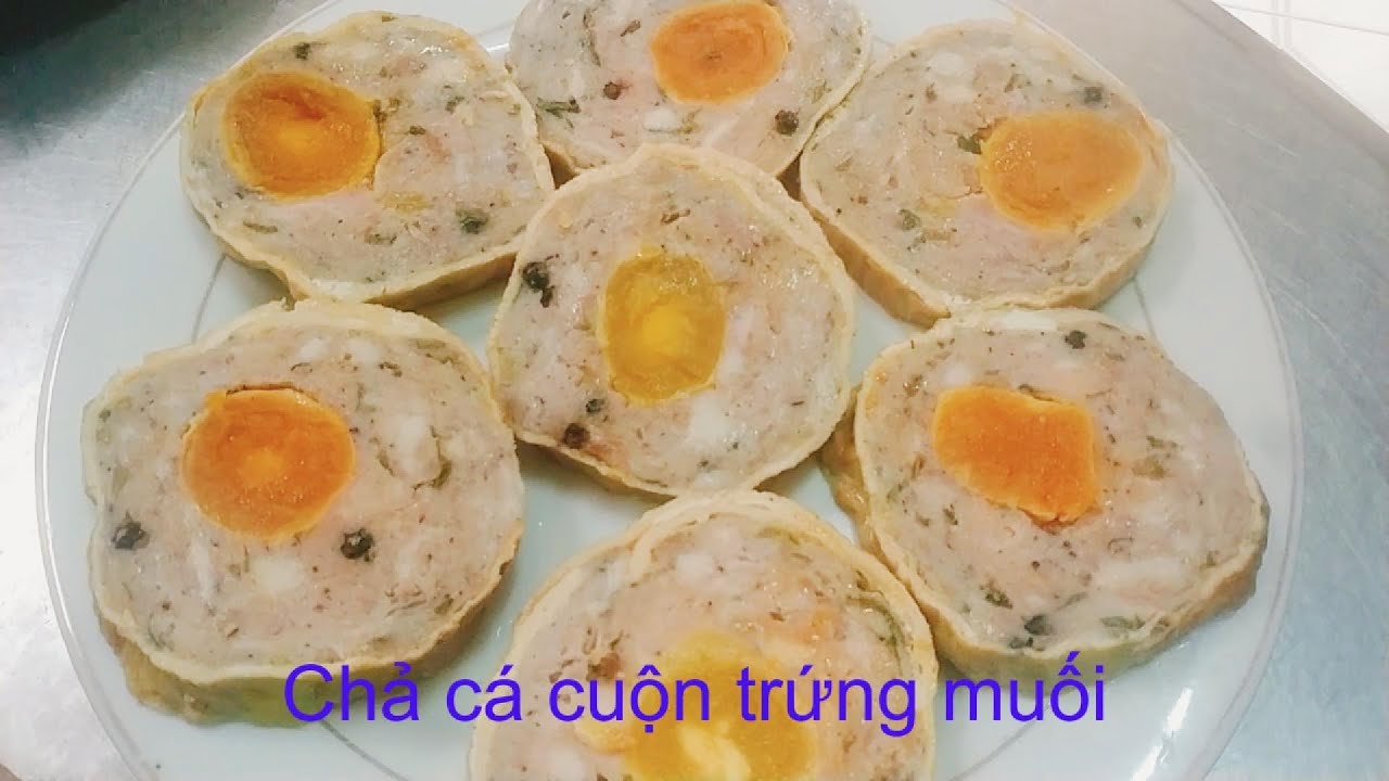 Chả cá cuộn trứng muối. Món ăn rất ngon, có thể dùng làm món khai vị cho các buổi tiệc.