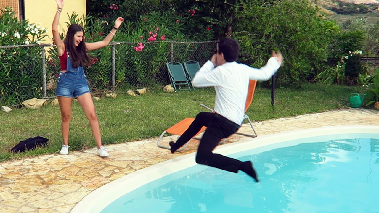 SCHERZO A LU&Igrave;: LO SPINGO IN PISCINA!