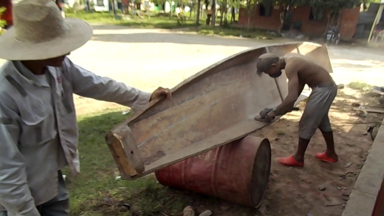 enfibrando una canoa