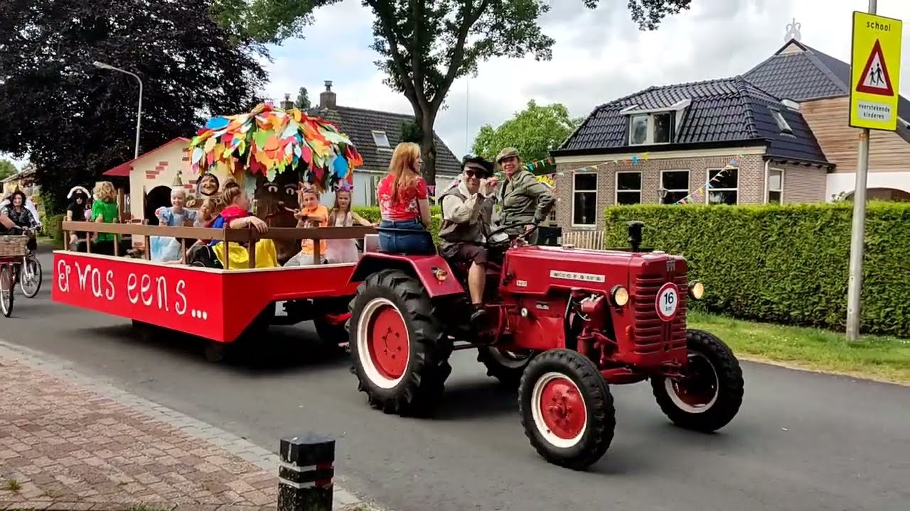 Optocht versierde wagens Eesveen 2022