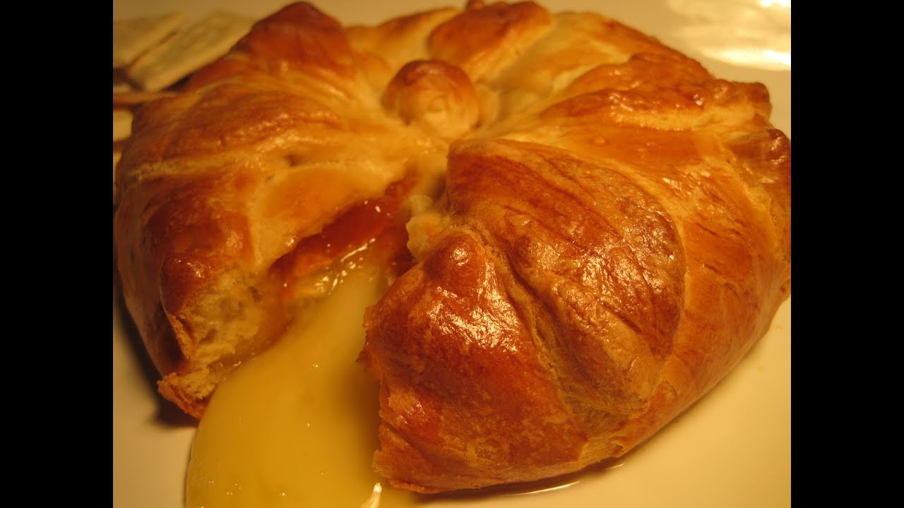 BAKED BRIE CHEESE - How to make BAKED BRIE CHEESE IN PASTRY with PRESERVES