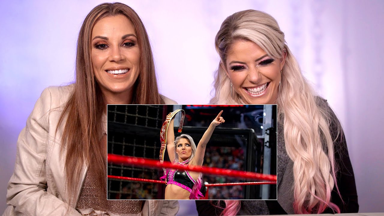 Алекса Блисс и Микки Джеймс смотрят первый в истории женский матч Elimination Chamber: WWE Playback