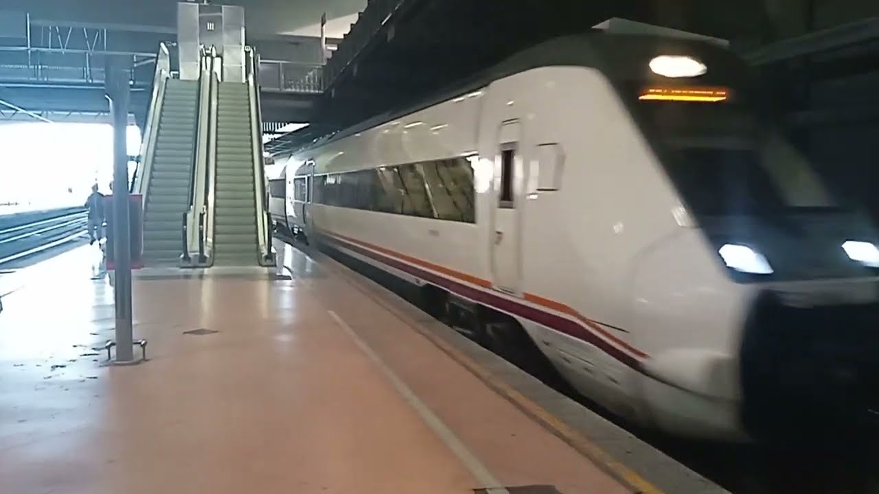 Tren Media Distancia 599 destino C&aacute;ceres entrando en la estaci&oacute;n de Atocha Cercan&iacute;as.