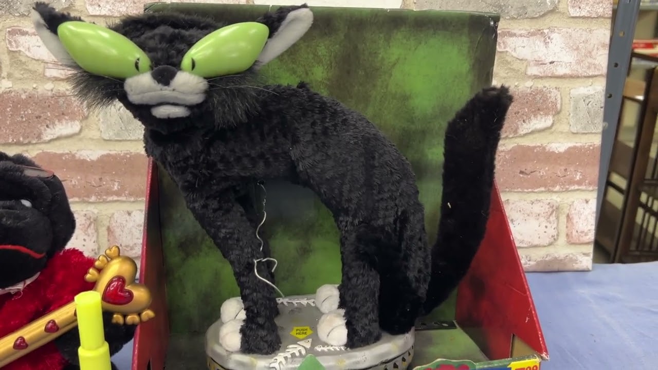 LOT 327 FRAIDY CAT FIGURE