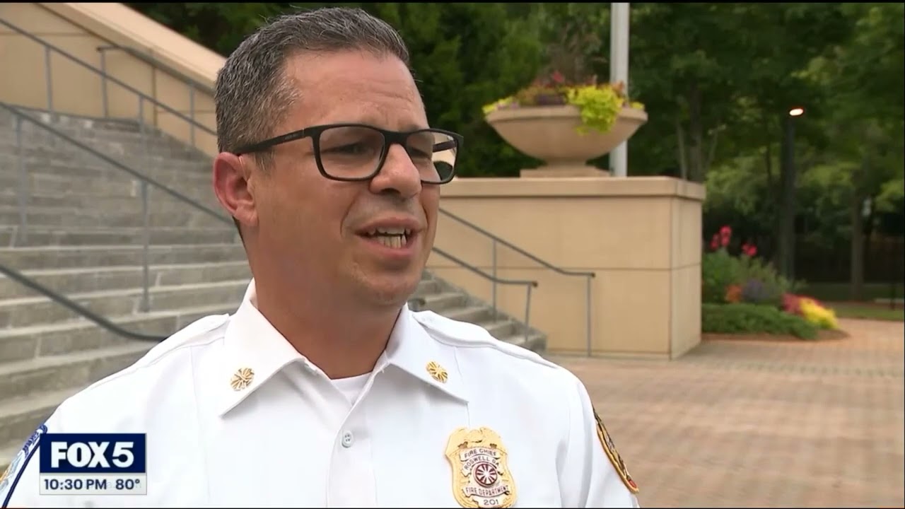 Упреждение автомобилей экстренных служб пожарной охраны Розуэлла — Fox5 News Atlanta