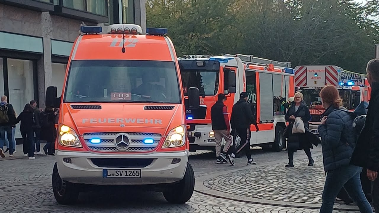 ELW 1 Zugführer + HLF 20 + DLK 23/12 der Hauptfeuerwache Leipzig auf Einsatzfahrt.