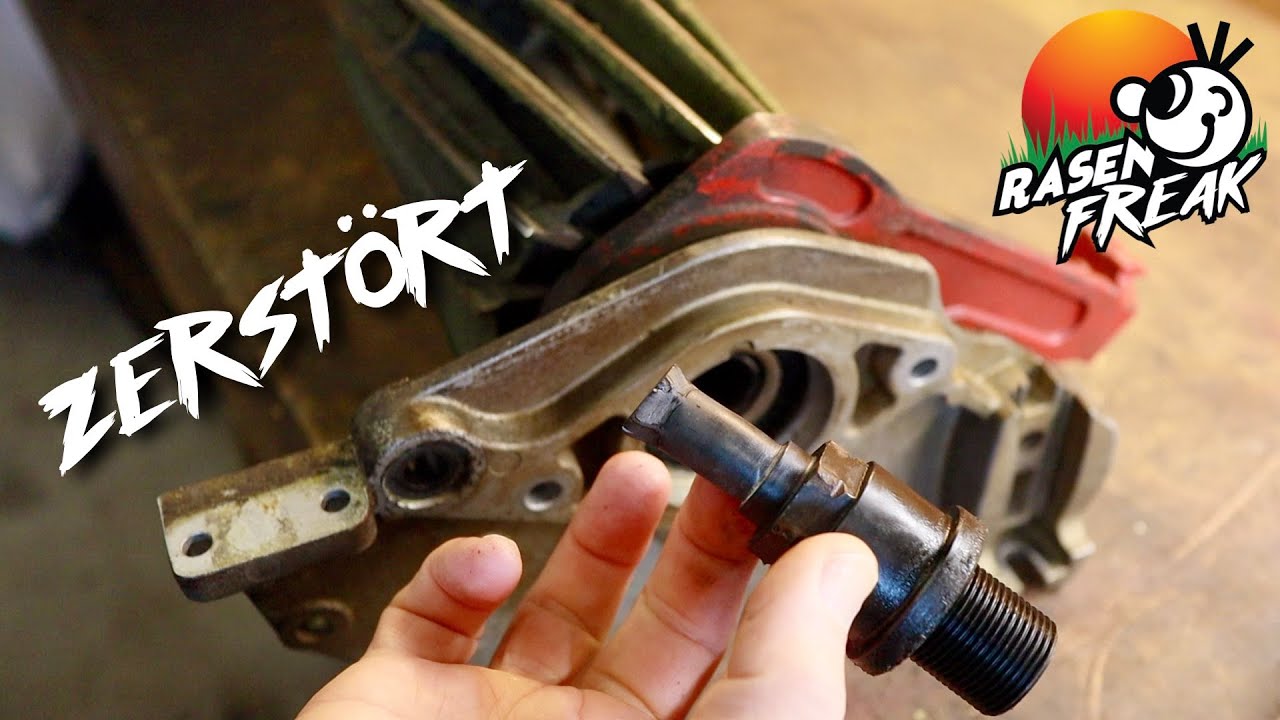 TORO eFLEX Spindelm&auml;her Demontage - Teil 2, mit dem Hammer in der Hand