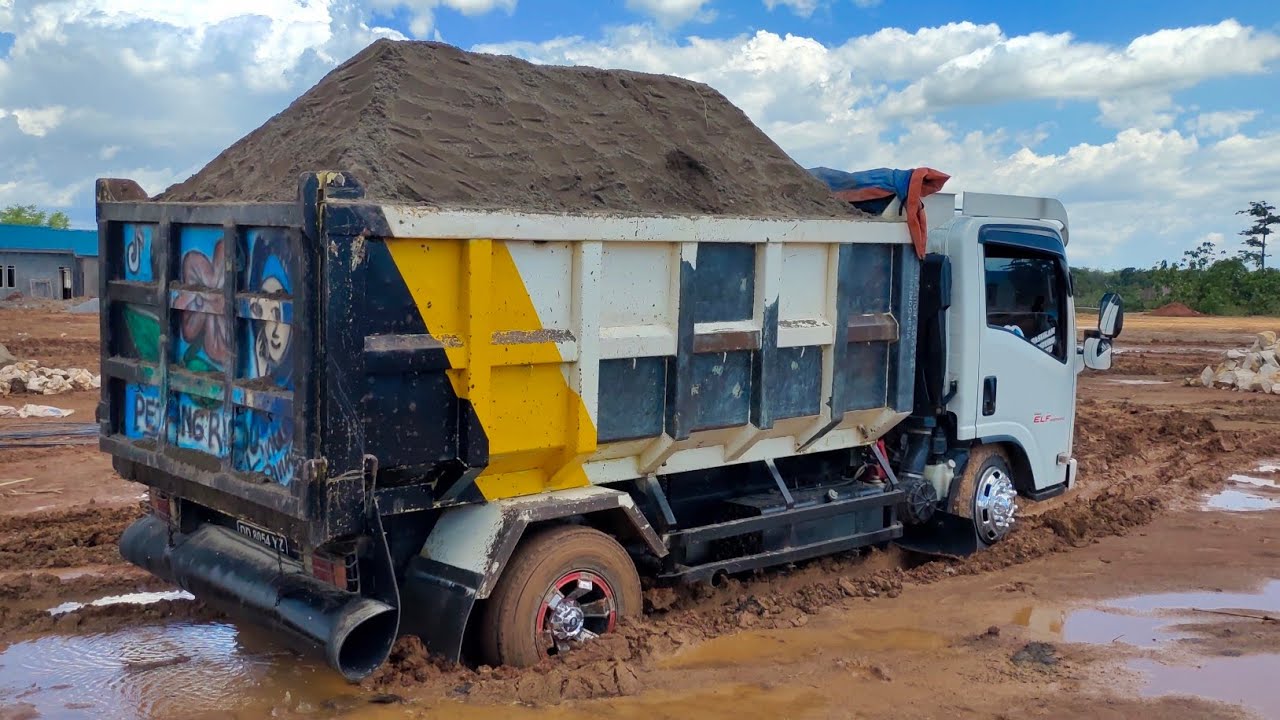 🔴Nyali Seorang Sopir Melewati Medan Berlumpur!!!Mobil Dump Truk jomplang pasir Full Bak