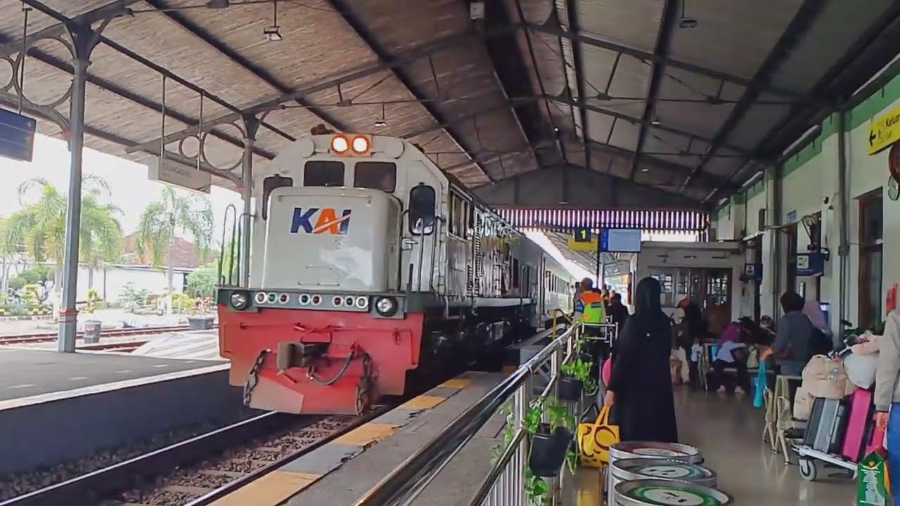 KA Matarmaja tiba Stasiun Tulungagung