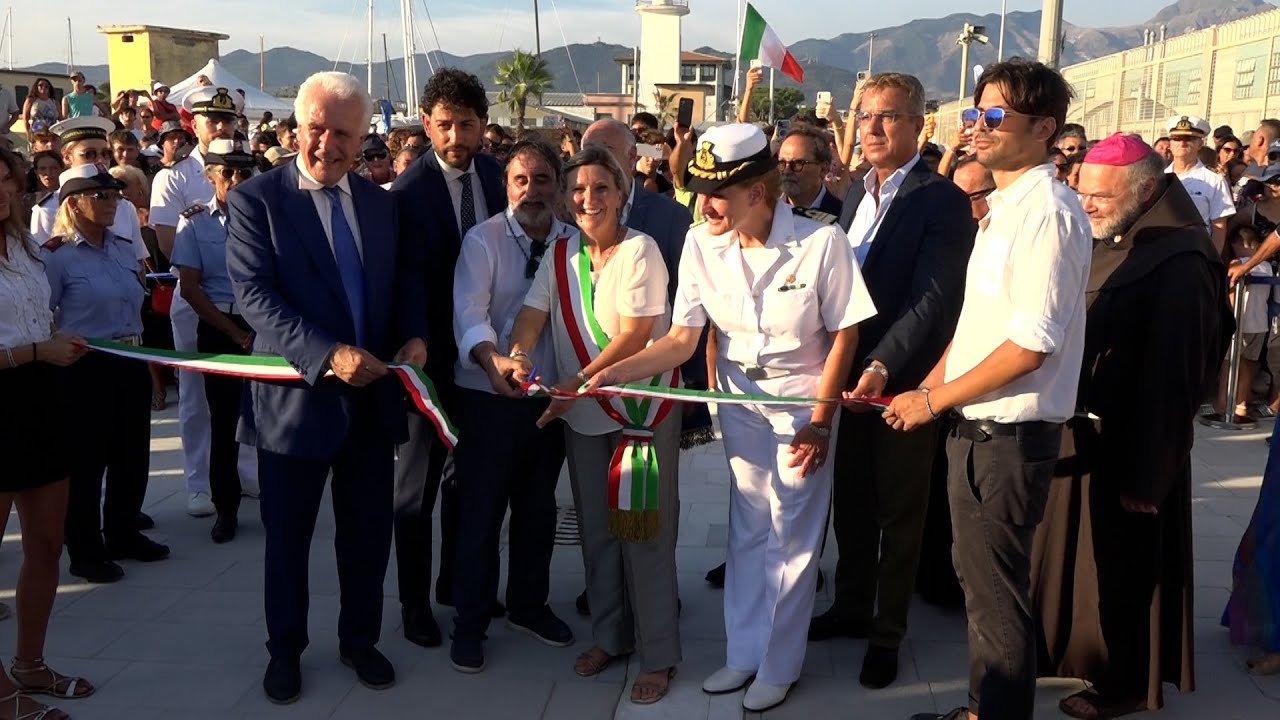 Taglio del nastro per la nuova passeggiata sul mare di Marina di Carrara