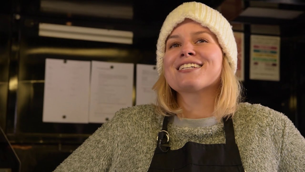 Patricie Pagáčová a Zdeněk Marcín připravili zdravotníkům v kladenské nemocnici výborné burgery.