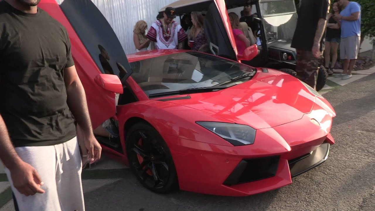 Chris Brown introduces children to his Lamborghini