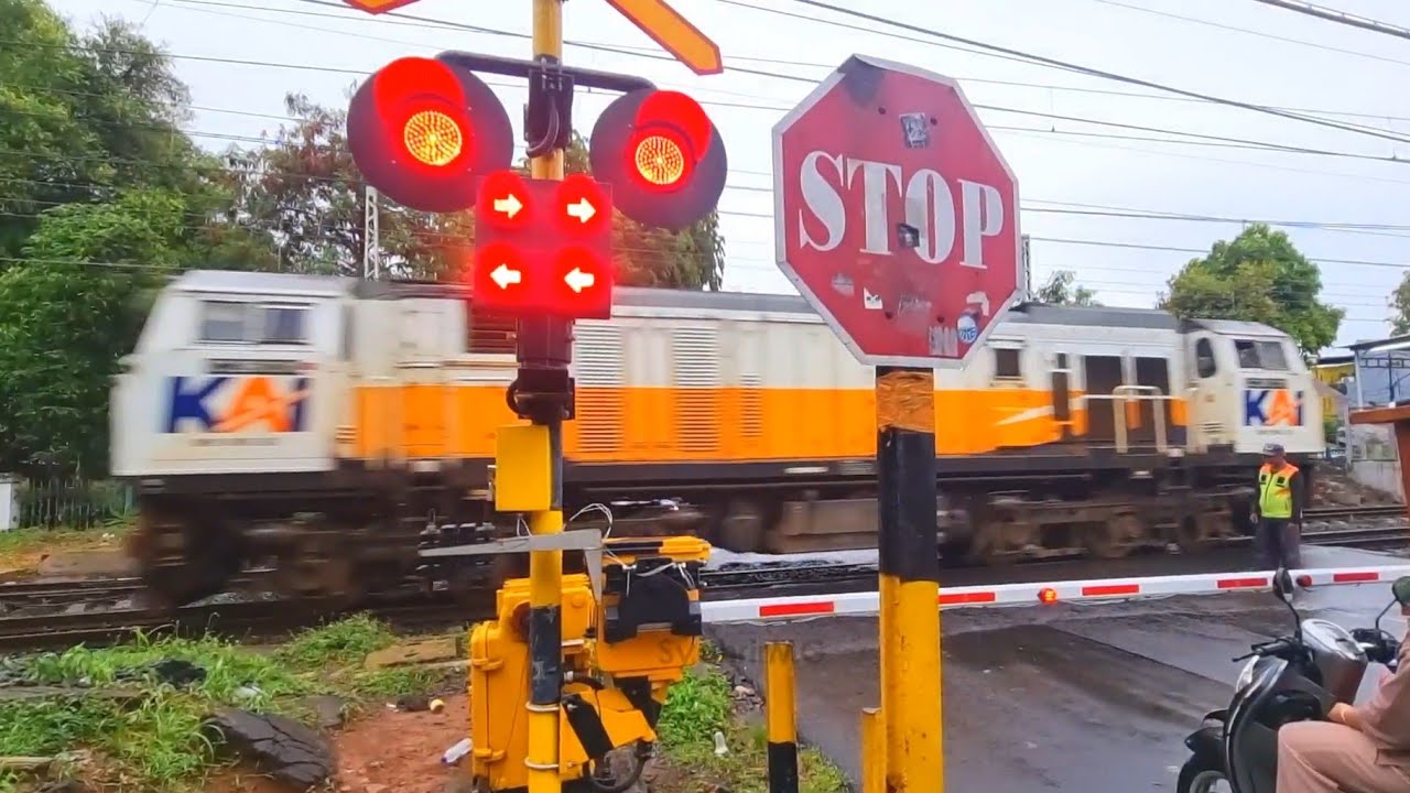 Perlintasan Kereta Api Baru KYOSAN | Palang Manual Sirine Mp3