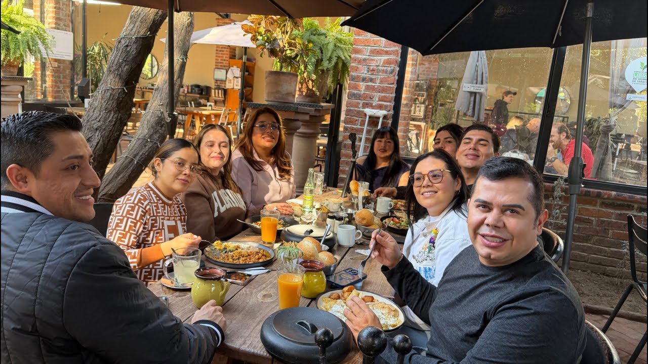 Desayuno festejando a Monse con las chicas ❤️