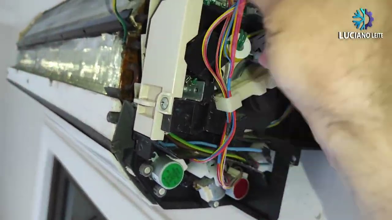 barulho ou não funciona a aleta do ar Fujitsu inverter 18.000 BTUs, trocando o motorzinho da aleta