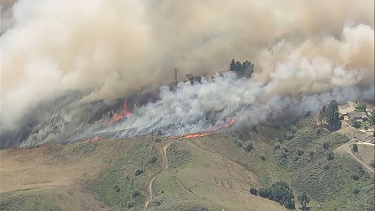 Fast-moving brush fire erupts in Simi Valley, threatens nearby homes