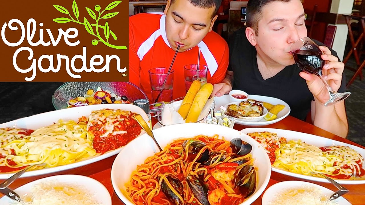 Fettuccine Alfredo Noodles & Mozzarella Chicken Parmesan • Olive Garden • MUKBANG