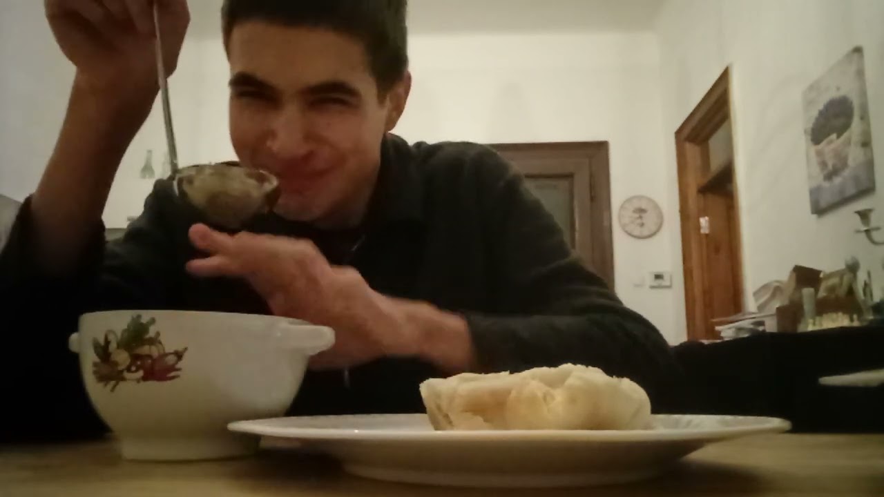 Суп удобно есть половником!)