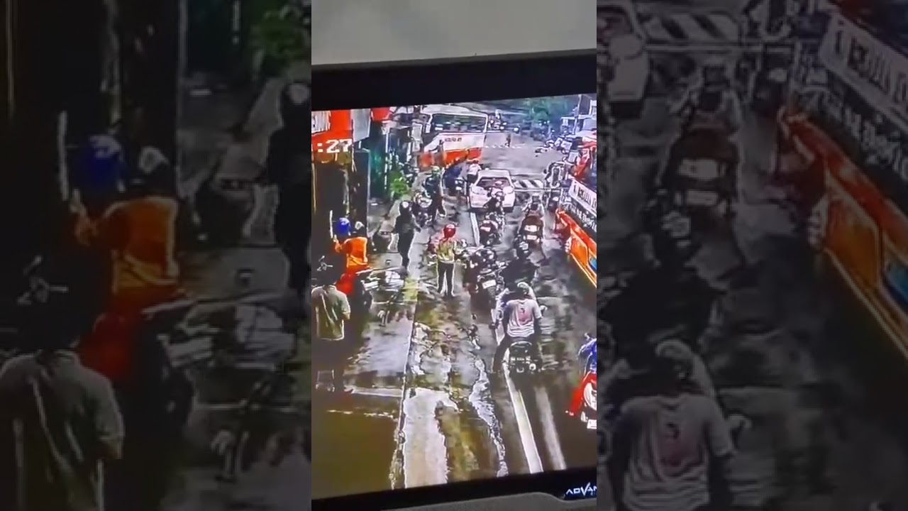 DETIK - DETIK BUS HARAPAN JAYA NGEBLONG DI SIMPANG 4 KEMUNING KOTA KEDIRI