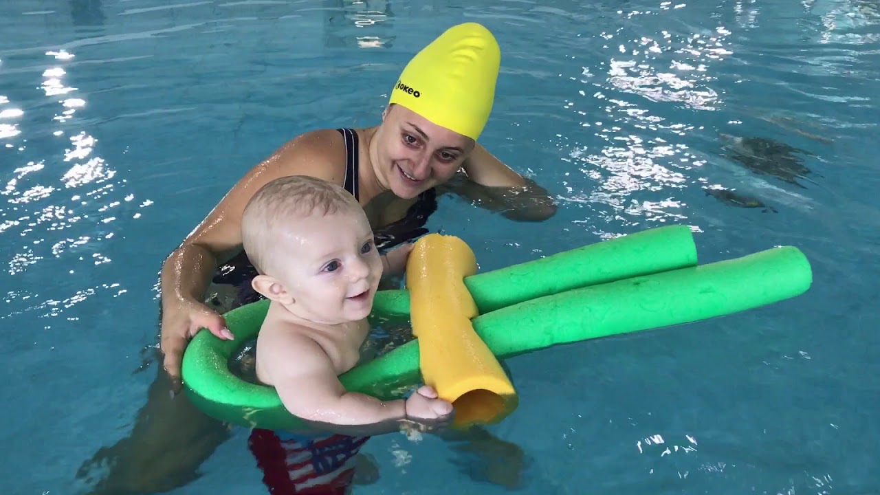 Bagno in piscina con mamma - Giulio (6 mesi)