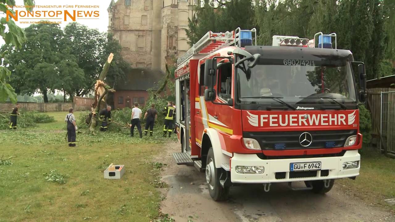 26.06.2016: Heftiges Unwetter fegt über Güstrow und lässt Bäume entwurzeln - Feuerwehr-Dauereinsatz