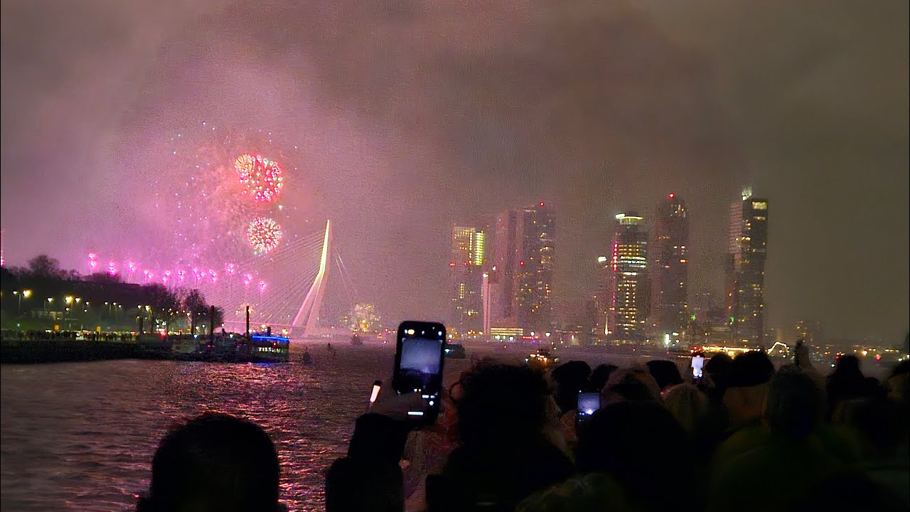 Vuurwerkshow Rotterdam vanaf een boot, Nieuwjaar 2025, The Netherlands