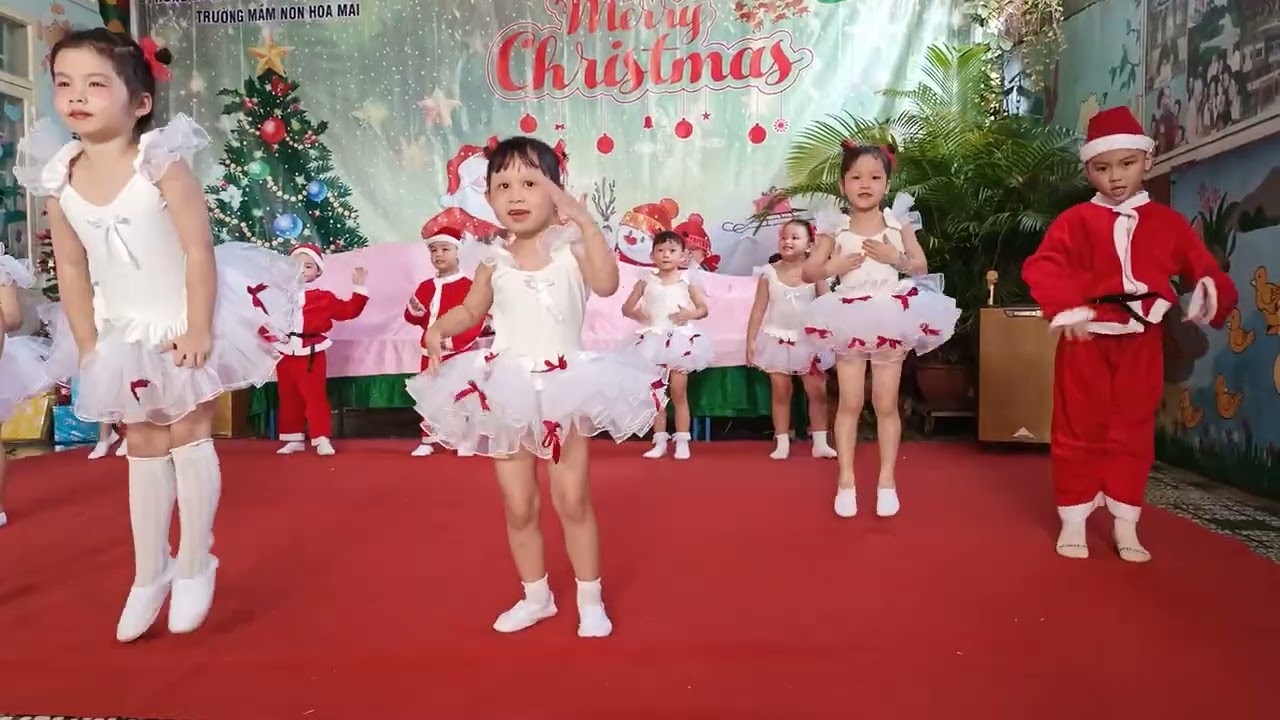 Các cháu MN Hoa Mai . Múa giáng sinh.2025.