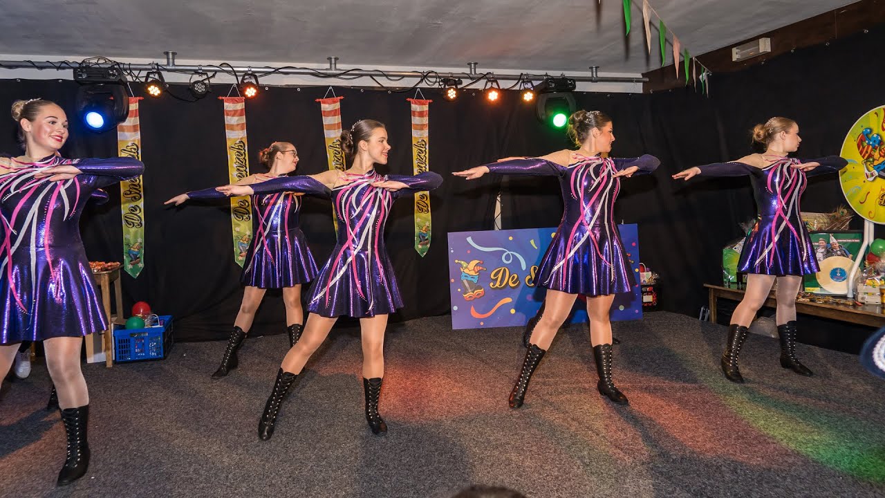 Grote Dansgarde Bombakkes uit Gennep op Receptie Sneuzels in Afferden 09-02-2025