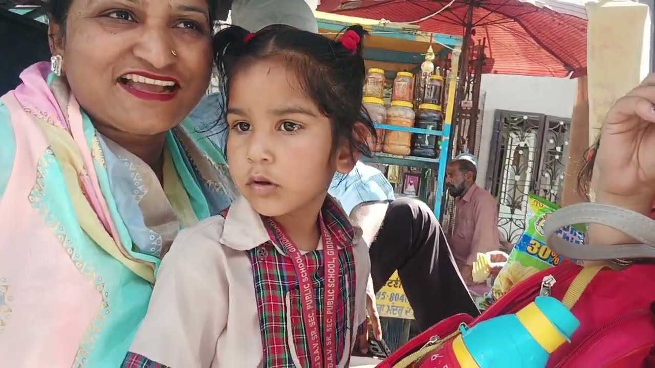 Market mein ghoom rahe hain kapde le rahe hain