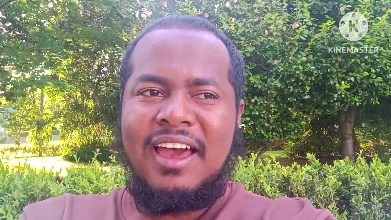 لا تنقضى عجائبه ، ولا يخلق علي كثرة الرد