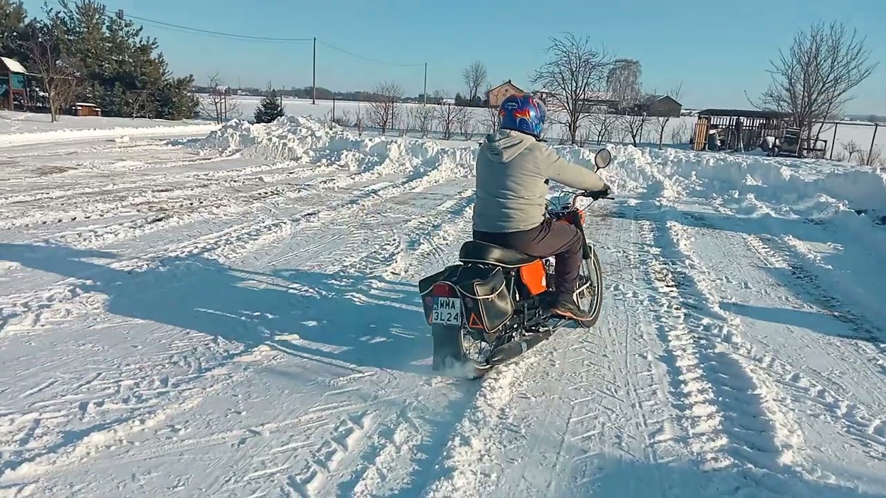 Troszkę wariacji wsk 125 po sniegu
