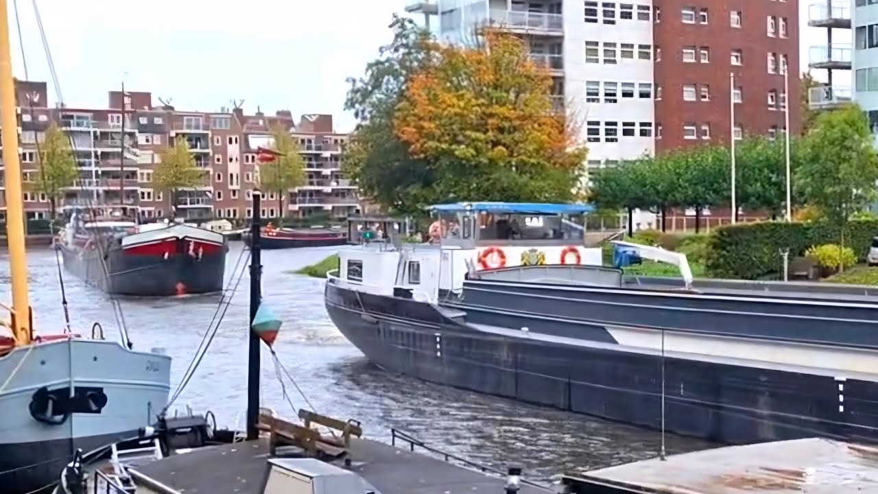 Binnenvaartschepen de SALVATORE, MARCHEMOS en duwboot FIVEL in colonne door de stad Groningen.