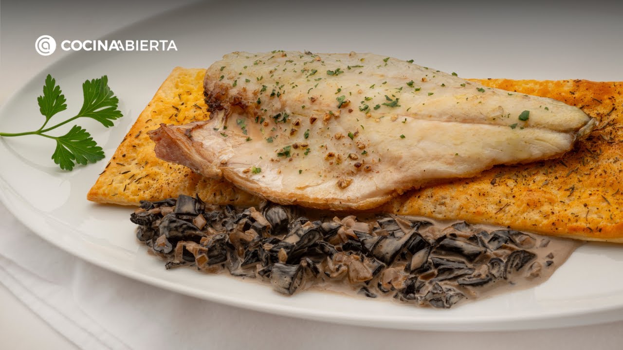 Lubina asada con salsa de setas | Receta f&aacute;cil de Karlos Argui&ntilde;ano