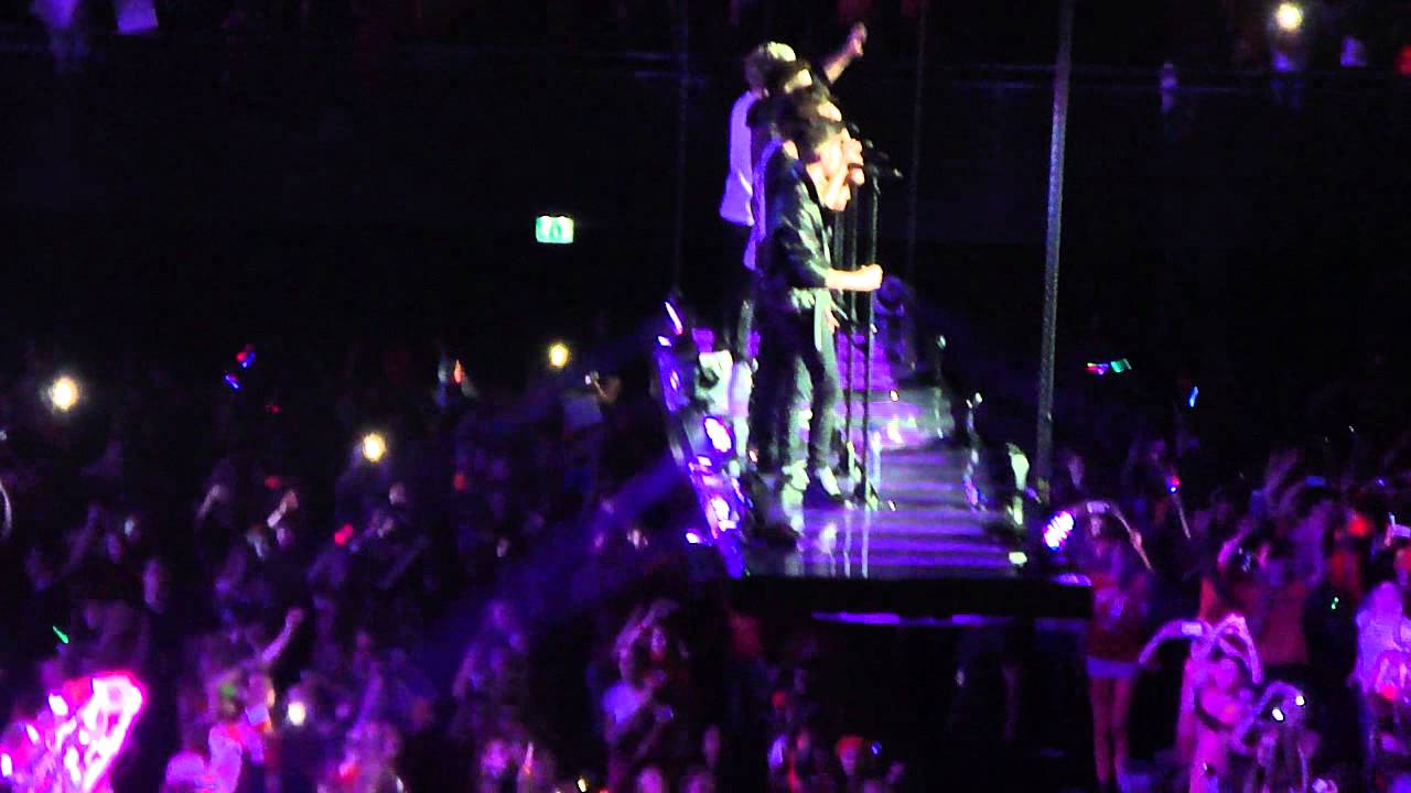 [Amsterdam 03/05/13] One Direction - Moments. Scared Niall got hit!