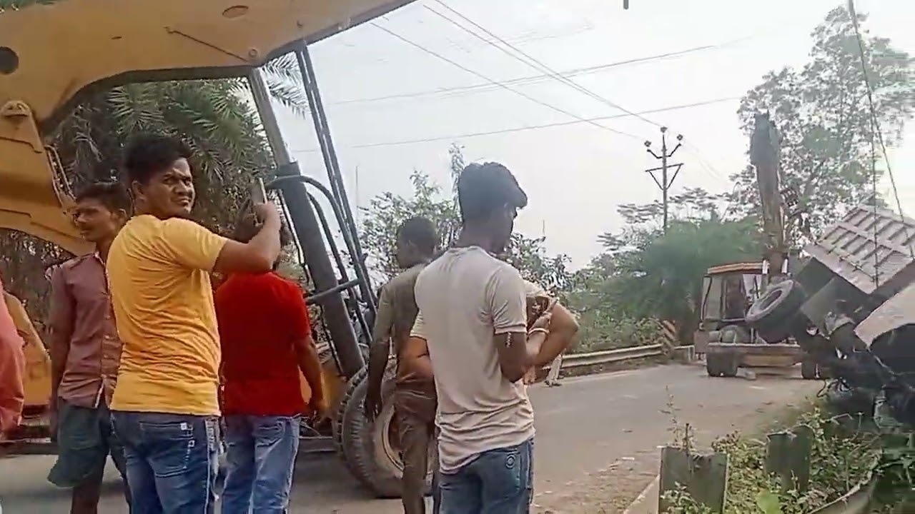 আকনা তে,গাড়ি উল্টে গিয়ে কি অবস্থা দেখুন মানুষের ক্ষতি ও হয়েছে ড্রাইভার বেঁচে গেছে