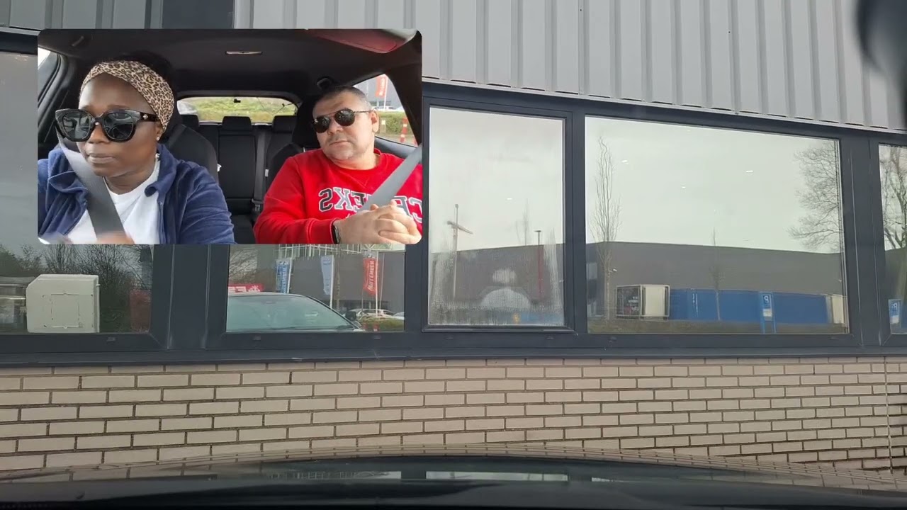 Rijles vakparkeren vooruit CBR Zoetermeer,lerling doet haar best. 