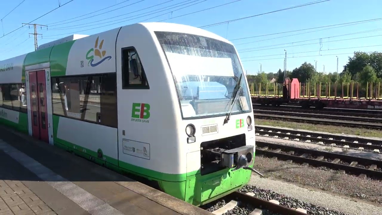 Züge im Bahnhof Saalfeld Saale