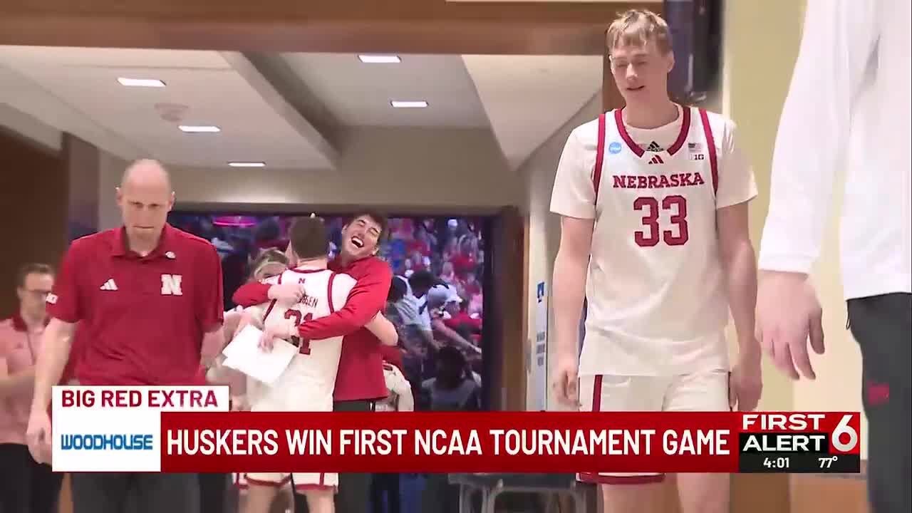 Команда «Небраска» празднует победу на турнире NCAA.