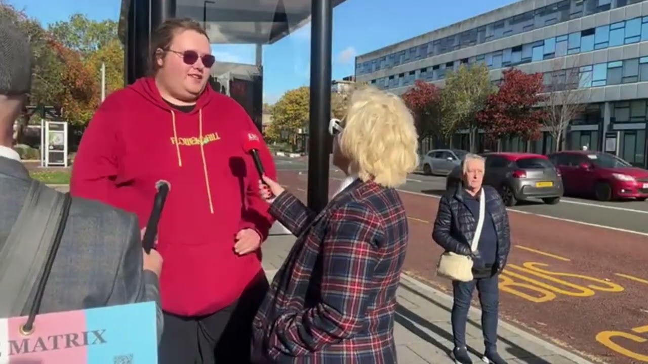 Конфронтация с транс-активистом возле трибунала медсестер в Дарлингтоне.