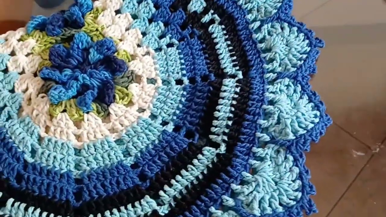 Tapete Famosinho em tons de azul!  #crochet  #tapetecroche