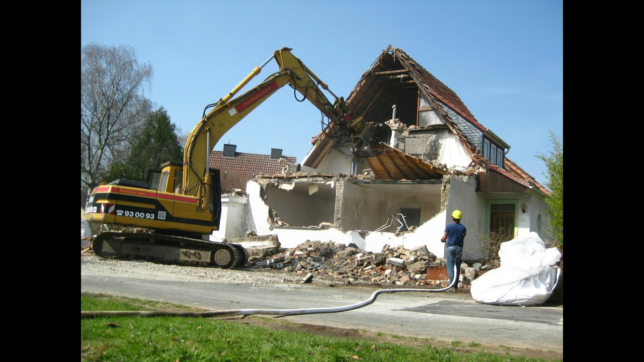 Haus-Abbruch / Abriss / Demolition of house (Zeitraffer/time lapse)