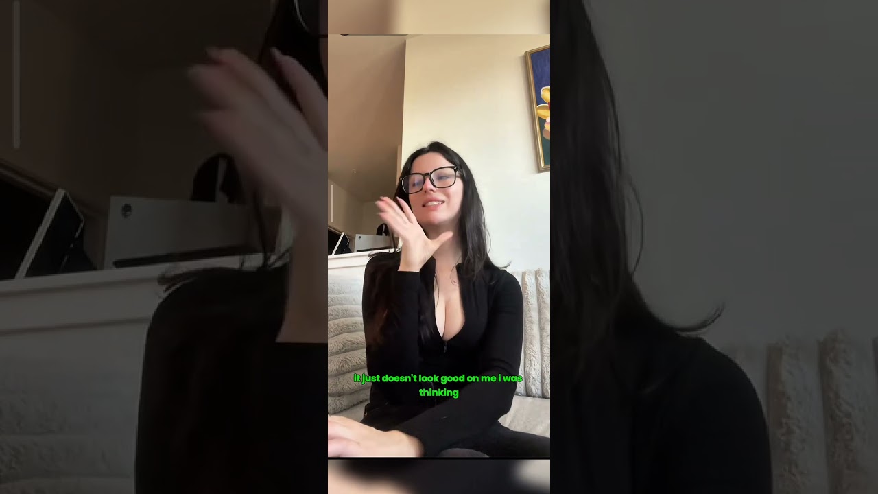 Потрясающая девушка в черном и очках приковывает к себе всеобщее внимание 😍
