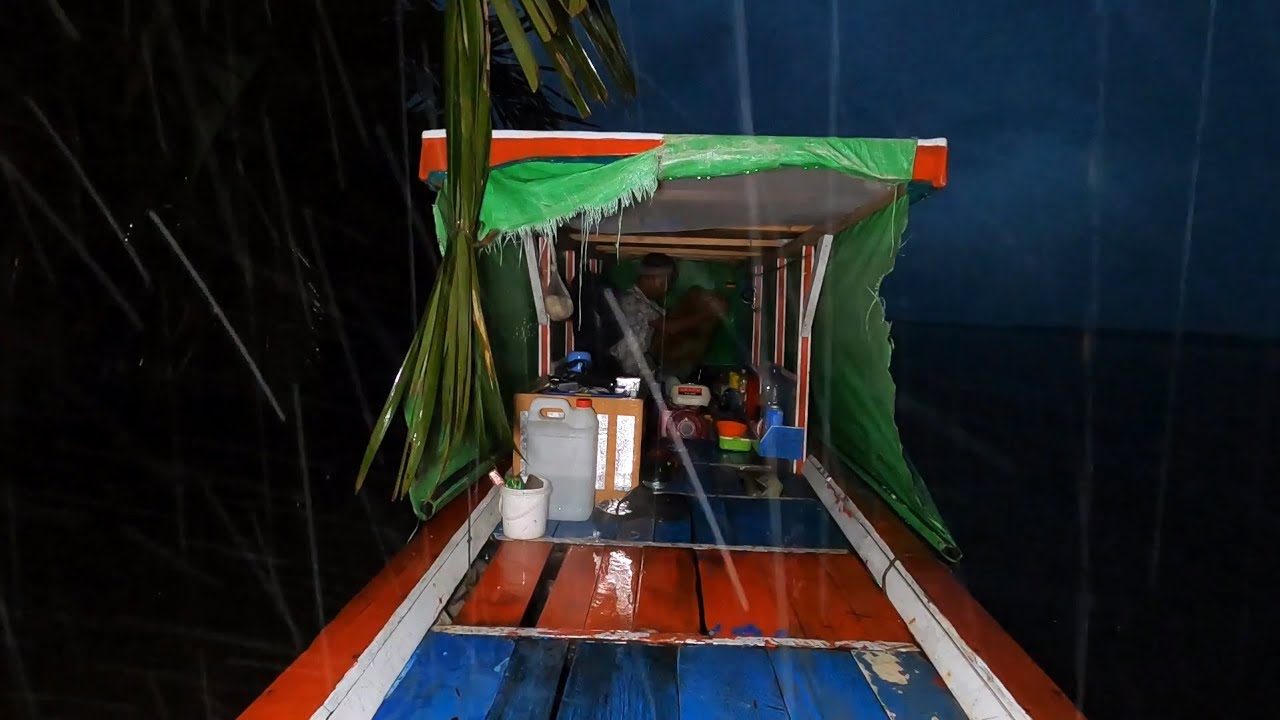 Bermalam di perahu sampai diguyur hujan saat mancing langsung masak udang asam manis pedas disungai