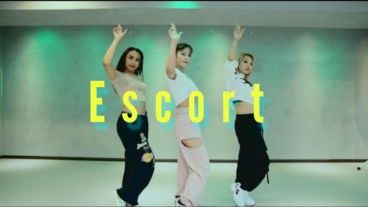 BananaLemon‐ 'Escort' Dance Practice video