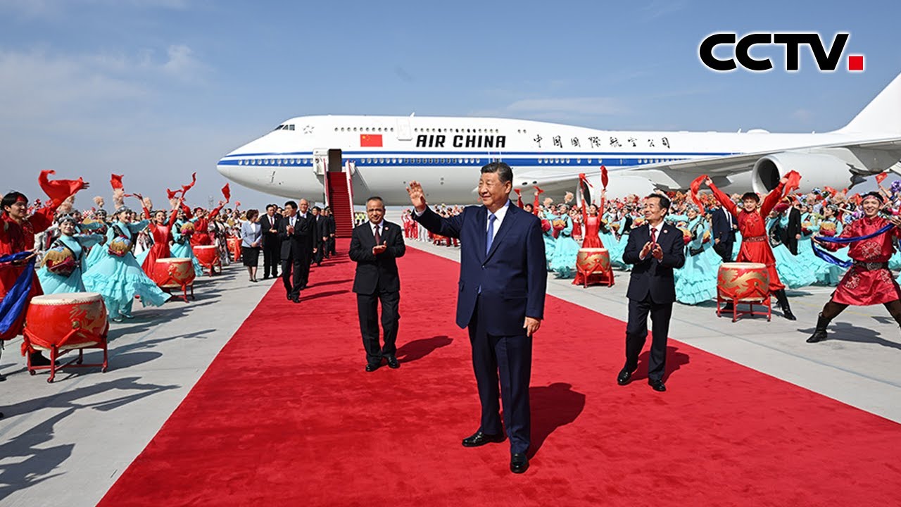 习近平率中央代表团抵达乌鲁木齐 | CCTV